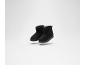 Schwarze, kurze Winterstiefel auf weißem Hintergrund.
