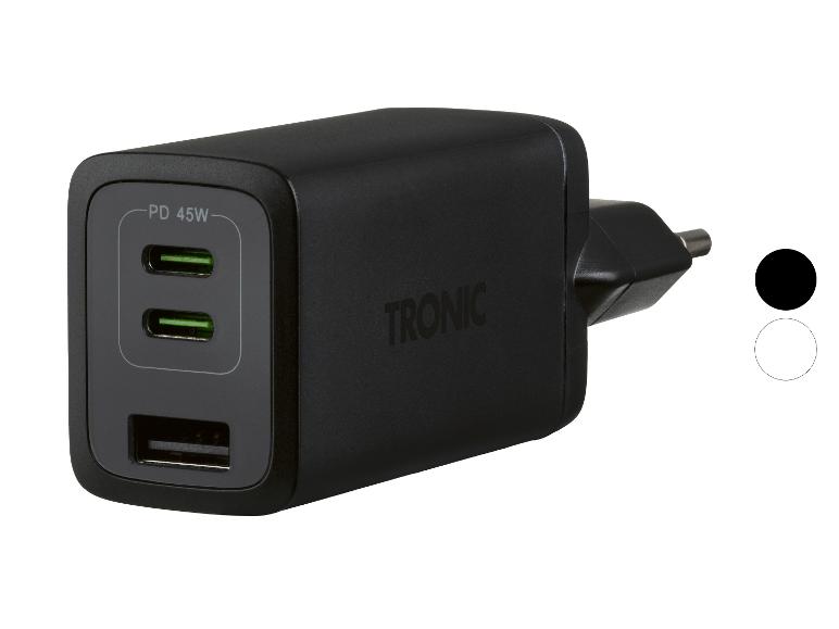 Schwarzes Wandladegerät mit zwei USB-C-Anschlüssen und einem USB-A-Anschluss, beschriftet mit PD 45W.