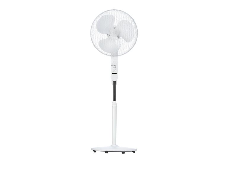 Weißer Standventilator mit drei Flügeln und rundem Fuß.
