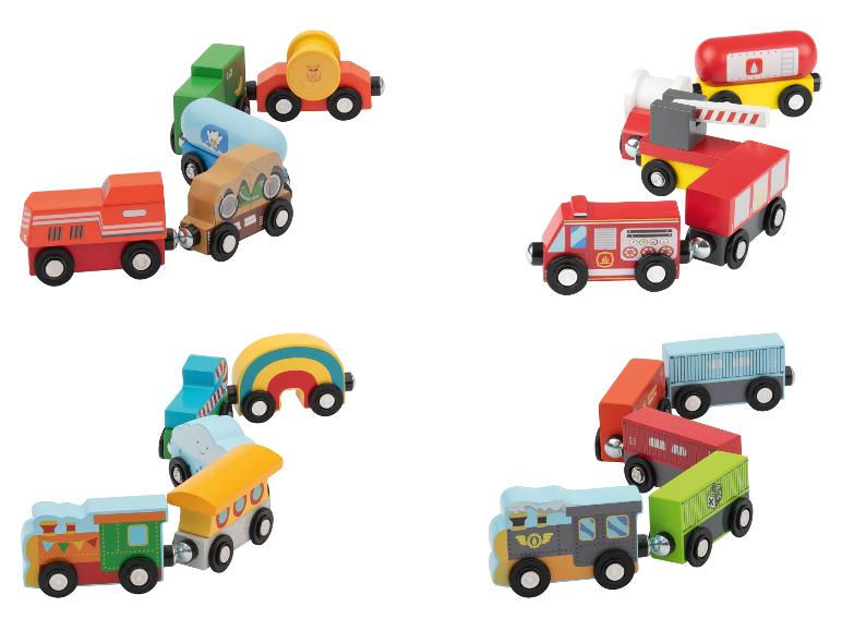 Vier Sets bunter Holzspielzeugeisenbahnen mit verschiedenen Waggons.