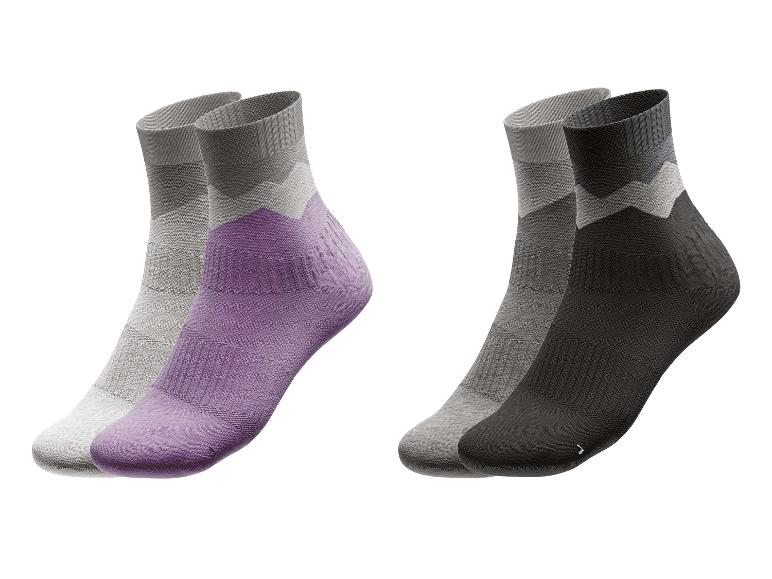Zwei Paar Socken in Grau, Lila und Schwarz.