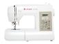 Weiße SINGER Serenade Nähmaschine mit Digitalanzeige und vielen Stichmustern.