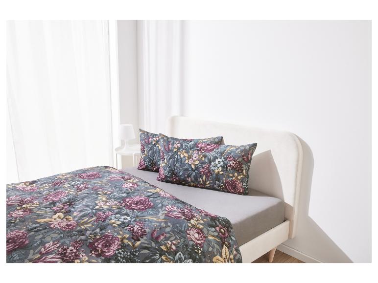 Blumiges Bettwäsche-Set auf einem hellen Bett.