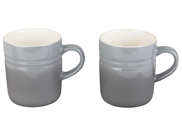 Zwei graue Le Creuset Kaffeetassen.