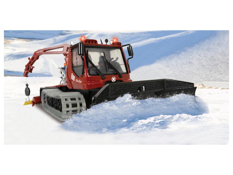 Roter PistenBully 600 Schneemobil in Aktion auf einem Schneefeld