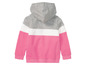 Ein rosa Kapuzenpullover mit grauen und weißen Streifen.