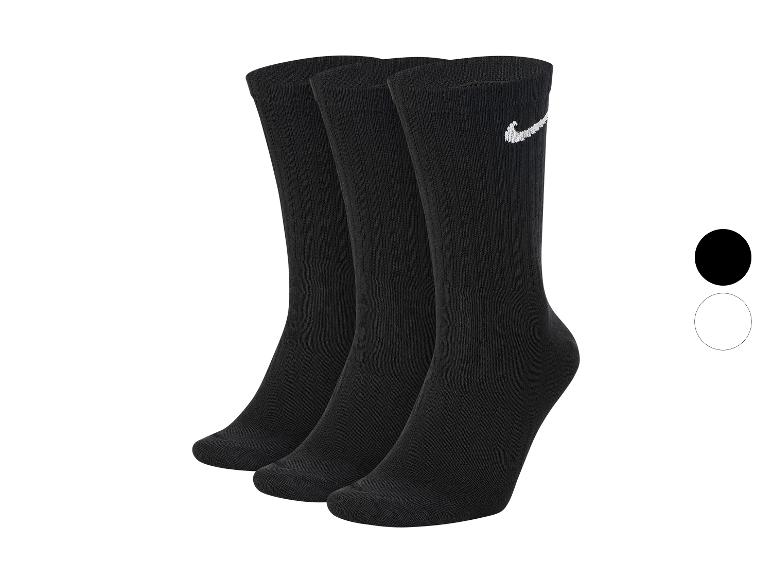 Dreierpack unifarbene schwarze Socken mit kleinem weißem Logo.