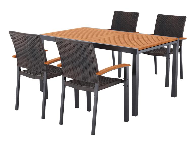 Gartenmöbel-Set mit Holztisch und vier Rattan-Stühlen.