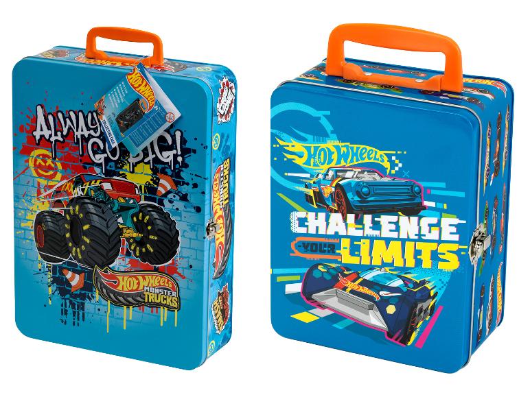 Zwei Hot Wheels Metallkoffer, einer mit einem Monstertruck, der andere mit Rennwagen.
