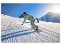 Eine Frau fährt Snowboard in einer CRIVIT Damen-Freeride-Jacke.