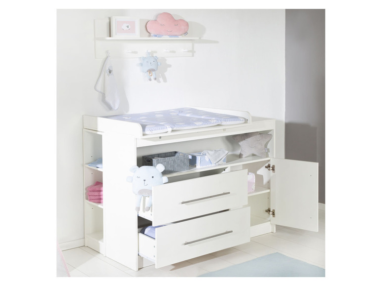 Weiße Kommode mit Wickelauflage, zwei Schubladen und Türen.