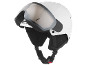 Weißer Skihelm mit integriertem Visier und verstellbarem Kinnriemen.