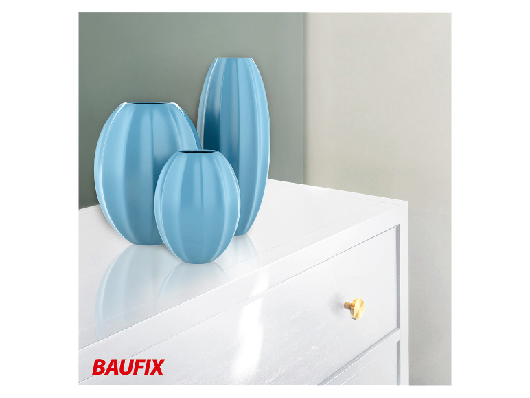 Dekorative blaue Vasen auf einem weißen BAUBIX Möbelstück.