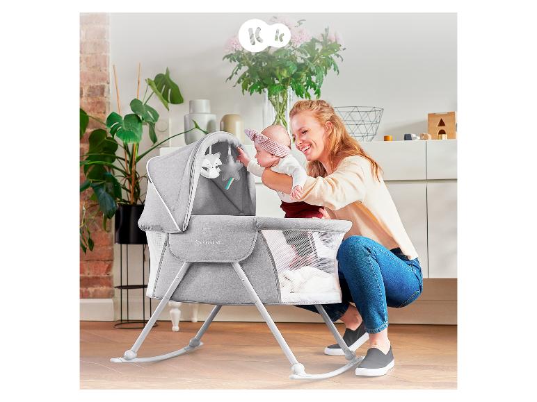 KINDERKRAFT Kinderbett LOVI CLASSIC mit Mutter und Baby im Wohnzimmer.