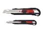 Zwei schwarze und rote Cuttermesser mit Metallklingen, eines mit ausgefahrener und eines mit eingefahrener Klinge.