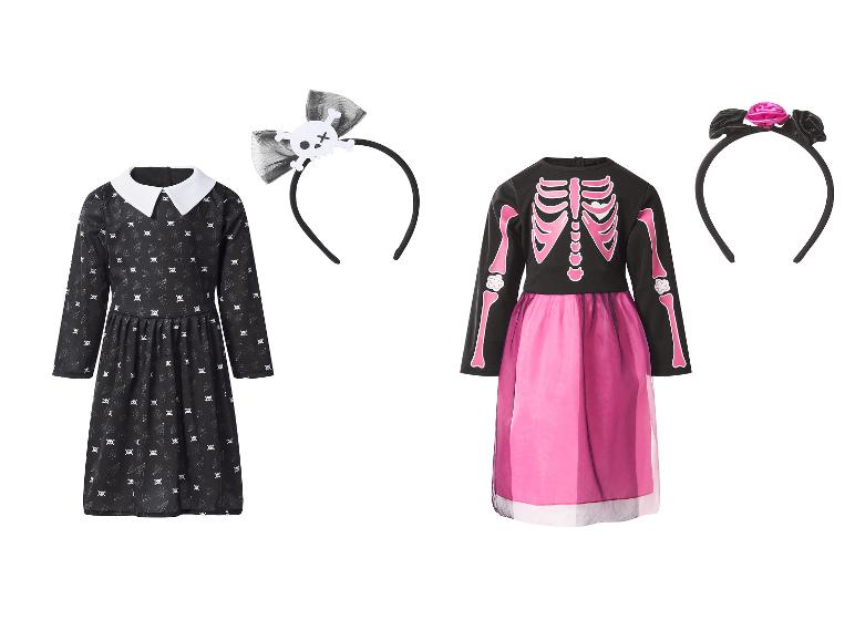 Zwei Kinderkarnevalskostüme: ein schwarzes Kleid mit Totenköpfen und ein Haarband mit Schleife, sowie ein Skelettkleid mit rosa Rock und Rosenhaarband.