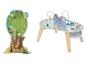 Zwei Holzspielzeuge für Kinder: ein Baumhaus und ein Aktivitätstisch mit Meeresthema.