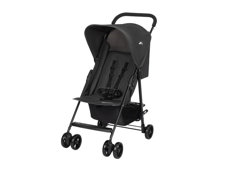 Schwarzer Kinderwagen mit Verdeck und Sicherheitsgurten, auf weißem Hintergrund.