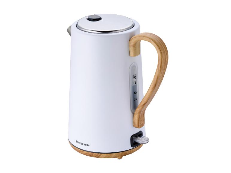 Weiße SilverCrest Wasserkocher mit Holzgriff.