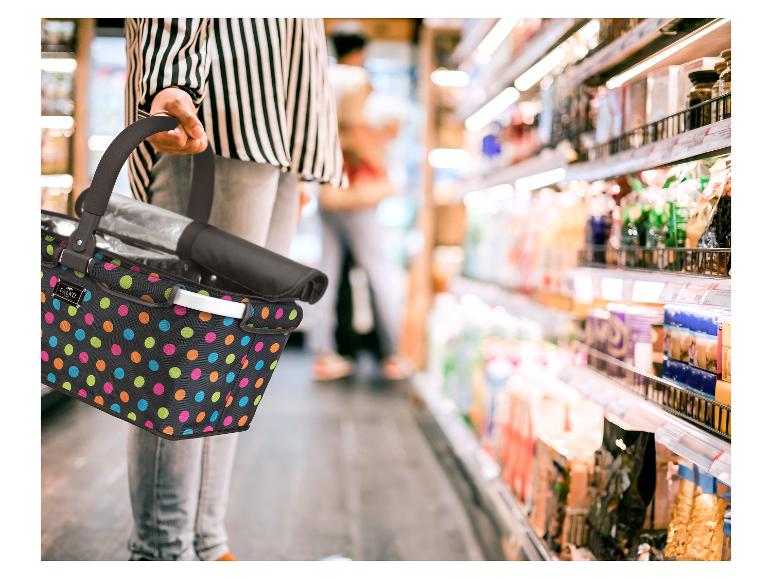 Person in gestreiftem Hemd trägt einen gepunkteten FALKO-Korb im Supermarkt.