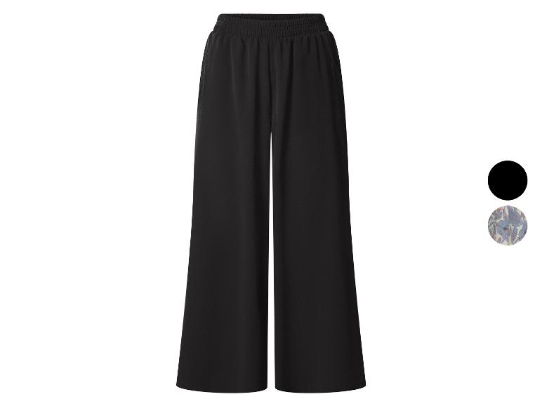 Schwarze weite Hose mit elastischem Bund.