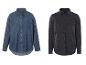 Zwei Jeanshemden, eines in blau und eines in schwarz.