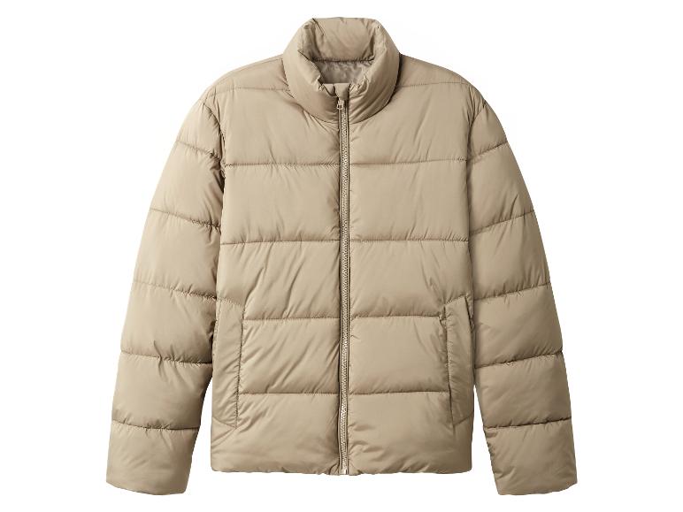 Beige gesteppte Pufferjacke mit Frontreißverschluss und Stehkragen.