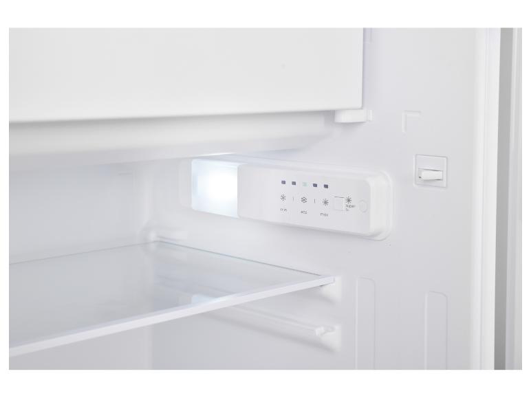 Innenansicht eines Kühlschranks mit beleuchtetem Bedienfeld, das Temperatureinstellungen anzeigt.