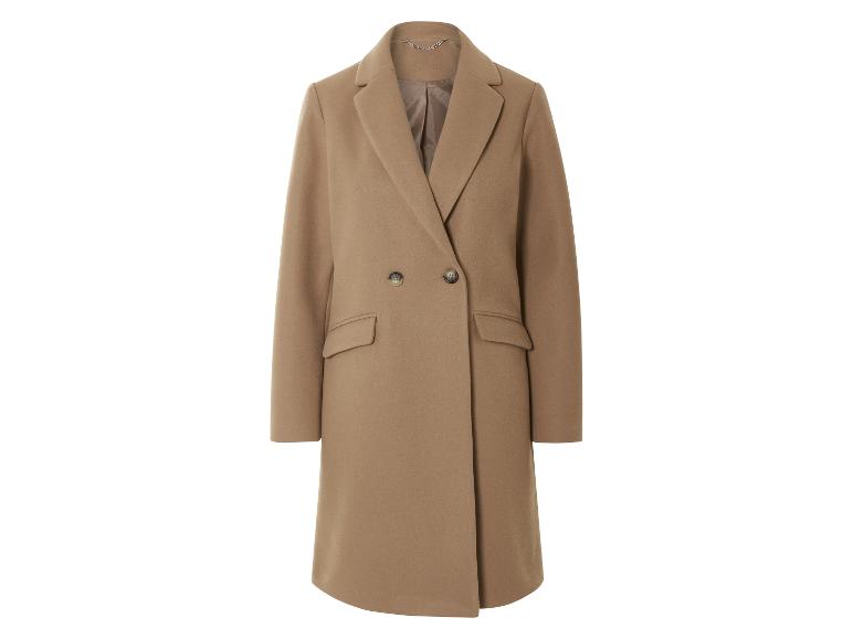 Beigefarbener, langer Mantel mit Doppelknopfreihe.