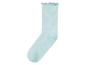 Ein hellblauer Socken mit Rüschen.