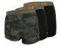 Drei Herren-Boxershorts: eine Camouflage, zwei schwarze, mit grünen Bundbändern mit Schriftzug.