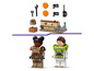 Lego Minifiguren von Buzz Lightyear und einer Star Wars Figur mit Zubehör.