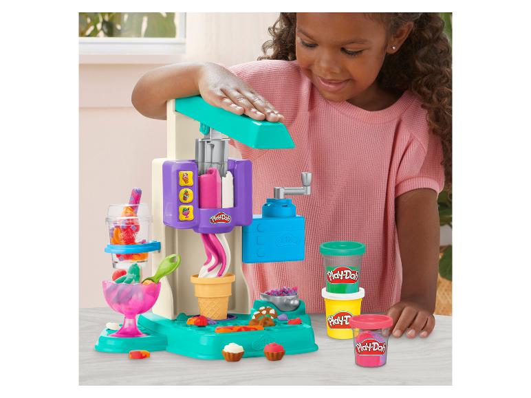 Kind spielt mit einem Play-Doh Eiscreme-Spielset.
