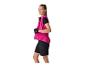 Frau in pinker Weste, schwarzem T-Shirt, schwarzen Shorts und schwarzen Handschuhen