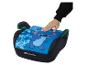 Blauer Bebeconfort Stitch Kindersitz mit einer Hand darauf