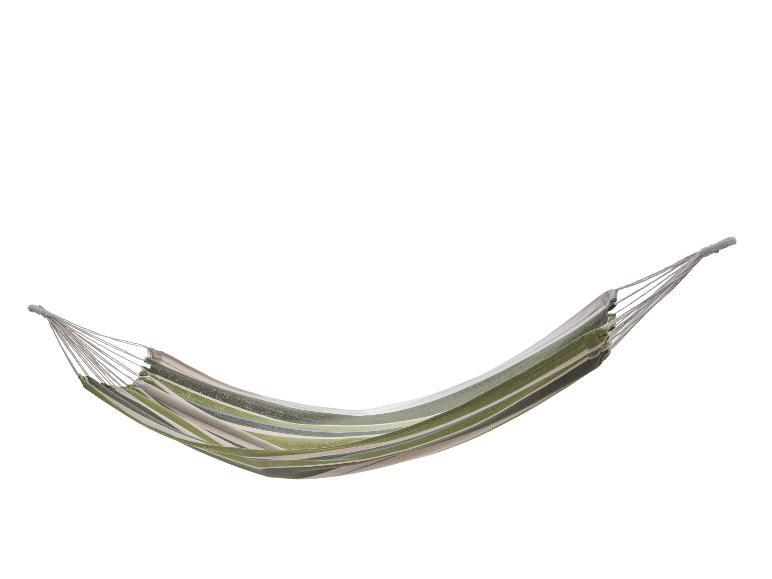 Gestreifte Stoffhängematte in Grün, Weiß und Blau, isoliert auf weißem Hintergrund.