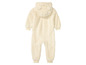 Ein weißer Baby-Overall mit Kapuze und Ohren.