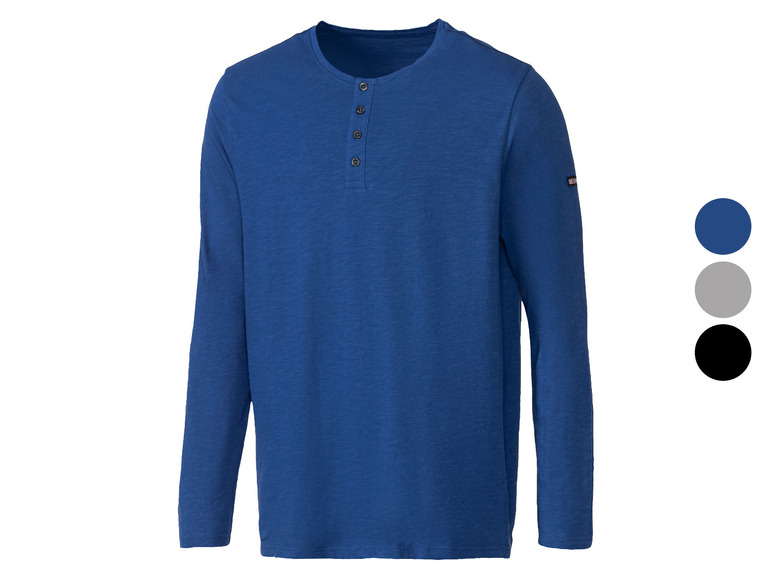 Ein blaues Langarmshirt mit Knöpfen.