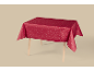 Rote Tischdecke mit weißen Sternen auf einem Holztisch.