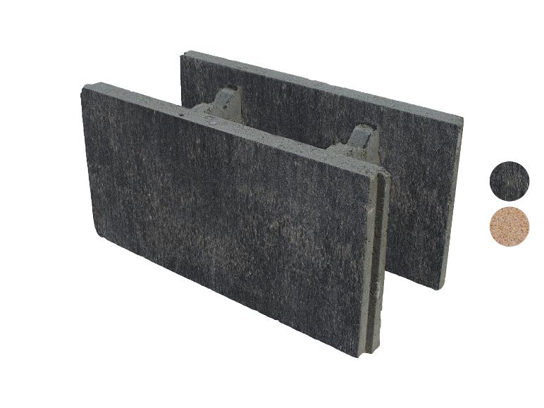 Zwei dunkelgraue Betonplatten mit rauer Oberfläche und Farbmuster in Schwarz und Beige.