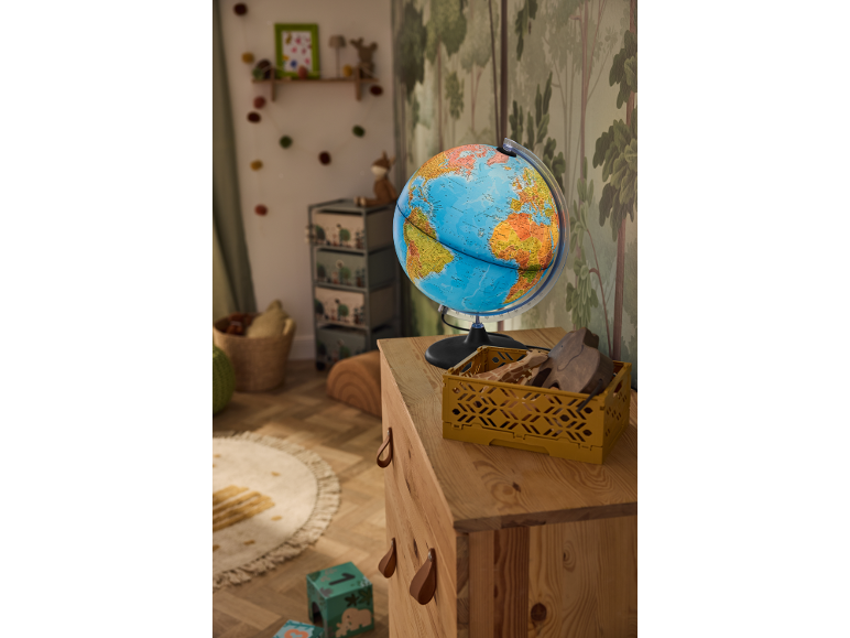 Kinderzimmer mit Globus, Holzmöbeln und Spielzeug.