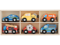 Holzspielzeugfahrzeuge in einer Holzkiste: Polizeiautos, Abschleppwagen, Krankenwagen und Feuerwehrautos.