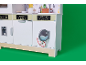 Spielküche mit Kühlschrank, Spülmaschine und Waschmaschine mit Digitalanzeigen.