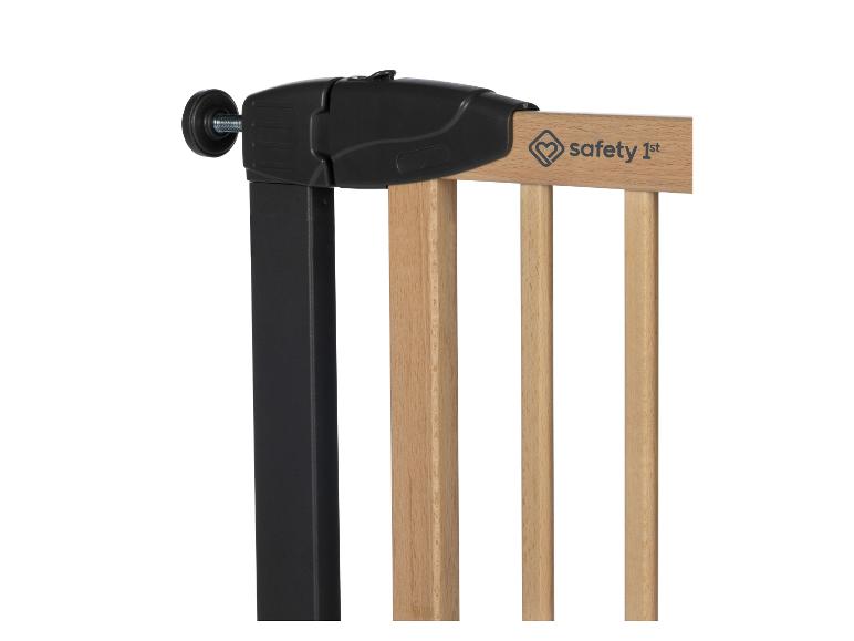 Hölzernes Kinderschutzgitter mit schwarzem Verriegelungsmechanismus.