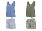 Zwei Sets Damen-Nachtwäsche: blaues Tanktop mit gestreiften Shorts und grünes Tanktop mit floralen Shorts.