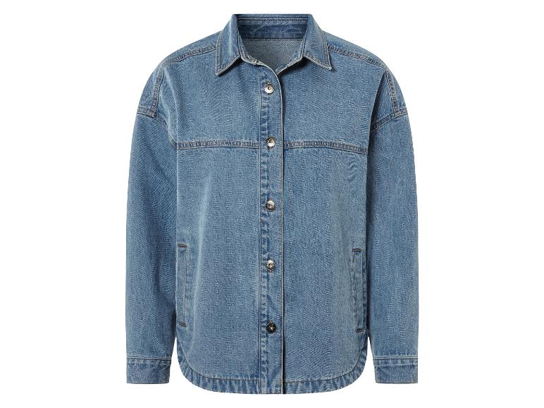 Eine hellblaue Jeansjacke mit langen Ärmeln.