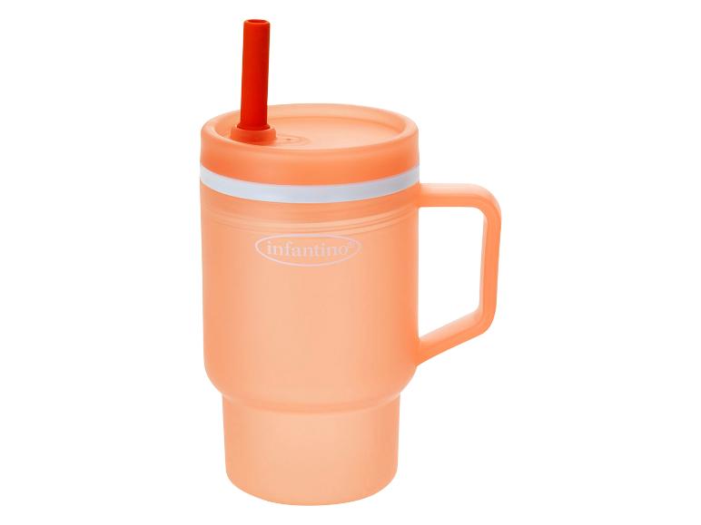 Oranger Kinderbecher mit Henkel und rotem Strohhalm