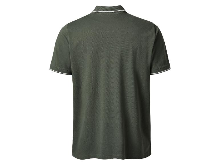 Grünes Poloshirt mit weißem Kragen.
