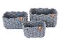 Set aus drei grauen geflochtenen Aufbewahrungskörben mit braunen Lederetiketten