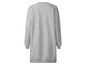 Ein graues, langes Sweatshirtkleid.